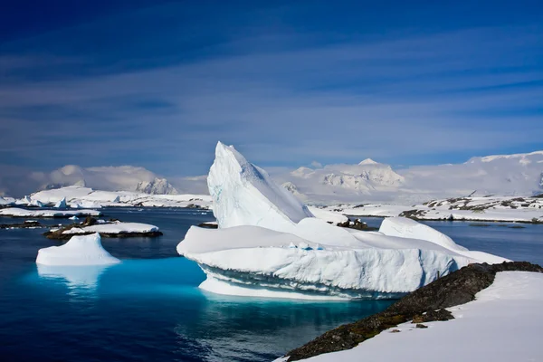 Un énorme iceberg en Antarctique — Photo