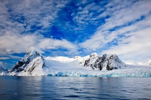 Belles Montagnes Enneigées Contre Ciel Bleu Antarctique Image En Vente
