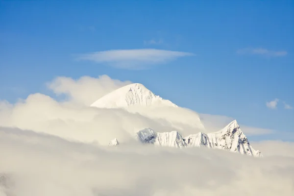 Κορυφή Του Βουνού Είναι Καλυμμένο Λευκό Χιόνι Μια Ηλιόλουστη Ημέρα — Φωτογραφία Αρχείου