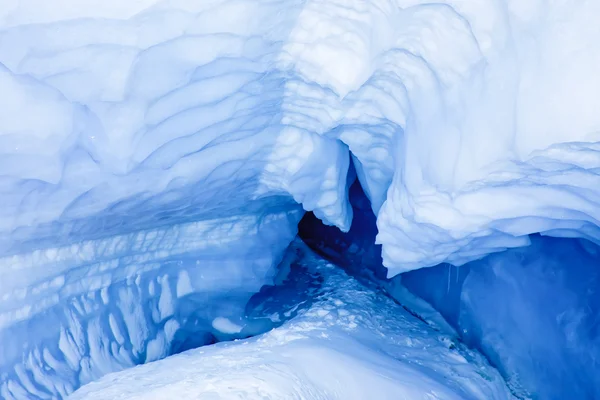 Голубая ледяная пещера — стоковое фото
