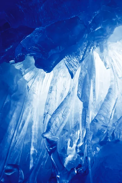 Grotta Ghiaccio Blu Coperta Neve Inondata Luce — Foto Stock