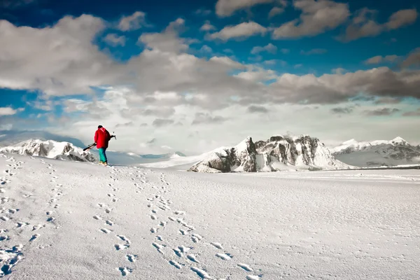Άνθρωπος Ανεβαίνει Μια Πλαγιά Σκι Στο Χιόνι Στο Χέρι Ανταρκτική — Φωτογραφία Αρχείου