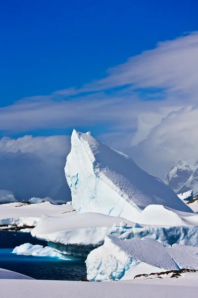 巨大的冰山在南极洲 — 图库照片