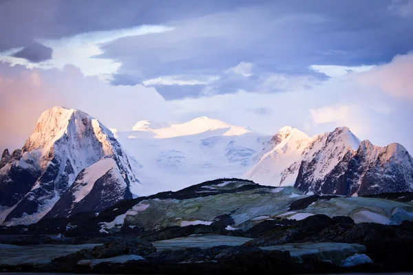 Vackra Snöklädda Berg Mot Den Blå Himlen — Stockfoto