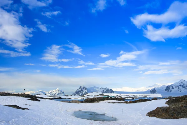 Güzel karla kaplı dağlar — Stok fotoğraf