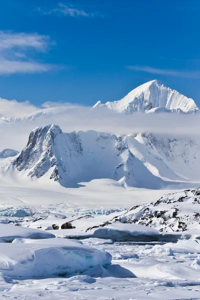 Mavi Gökyüzü Güzel Karla Kaplı Dağlar — Stok fotoğraf