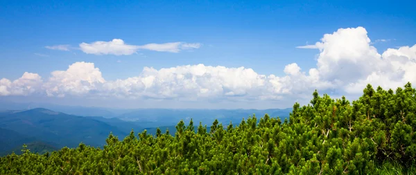 Krajobraz Gór Chmurami Błękitnym Niebem — Zdjęcie stockowe