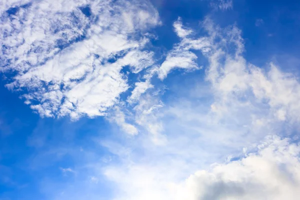 Голубое Небо Покрыто Белыми Облаками — стоковое фото