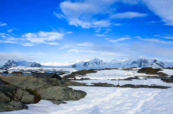 Wunderschöne Schneebedeckte Berge Gegen Den Blauen Himmel Der Antarktis — Stockfoto