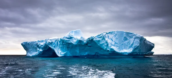 巨大的冰山在南极洲的美丽的冬天背景 — 图库照片