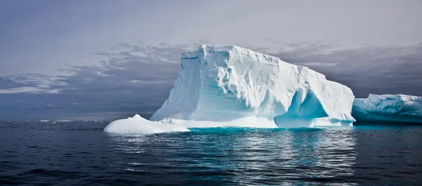 Величезний Айсберг Антарктиці Красивому Зимовий Фону — стокове фото