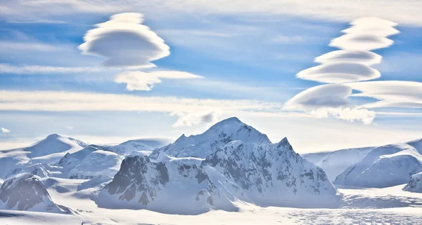 在南极洲白雪覆盖的山峰 — 图库照片