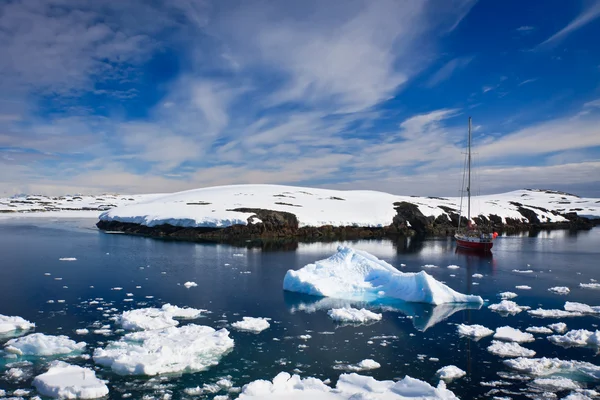Jachtě Plující Mezi Ledovce Antarktidě — Stock fotografie
