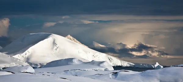 Hófödte hegyek — Stock Fotó