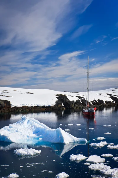 Яхта Плавающая Среди Ледников Антарктиды — стоковое фото