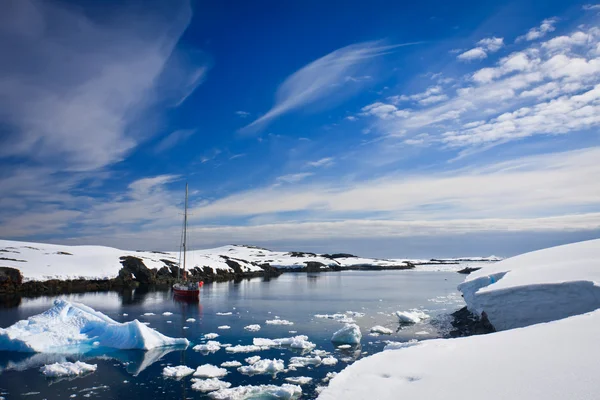 Jachtverhuur in antarctica — Stockfoto