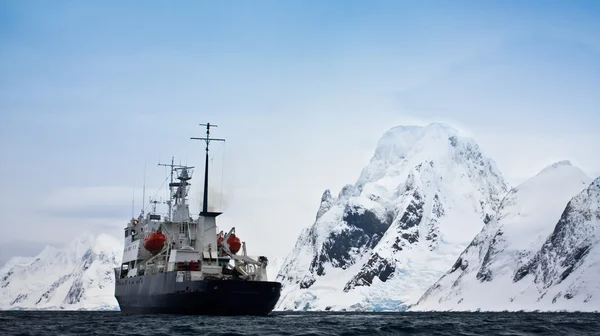 Grand Navire Dans Les Eaux Antarctiques — Photo