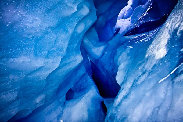 雪に覆われた青い氷の洞窟と光が殺到 — ストック写真