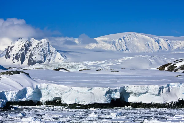 Piękne Ośnieżone Góry Przeciw Błękitne Niebo Antarktydzie — Zdjęcie stockowe