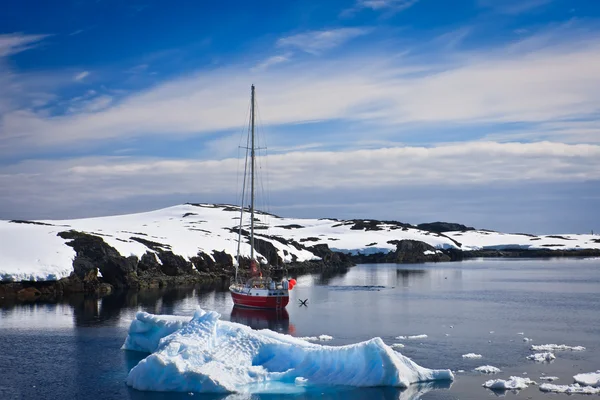 Yacht i Antarktis — Stockfoto