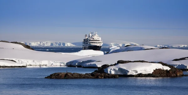 Statek wycieczkowy na Antarktydzie — Zdjęcie stockowe