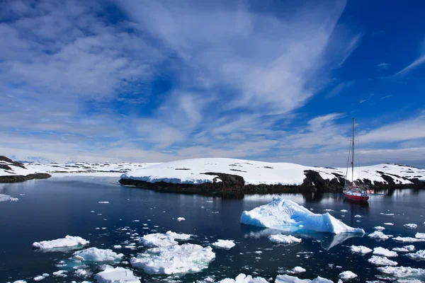 游艇帆船之间在南极冰川 — 图库照片