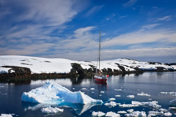 Yacht in Antarctica — Stock Photo, Image