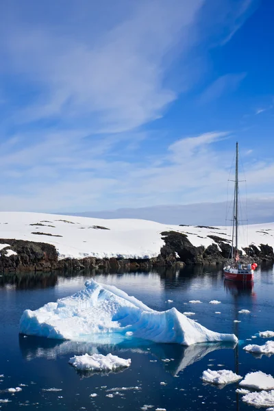 Navegación Yate Entre Los Glaciares Antártida —  Fotos de Stock