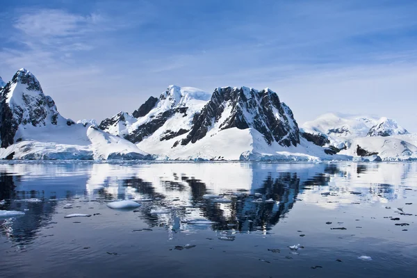 Hermosas Montañas Cubiertas Nieve Contra Cielo Azul Antártida —  Fotos de Stock