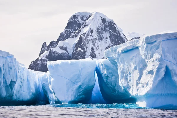 Антарктический айсберг — стоковое фото