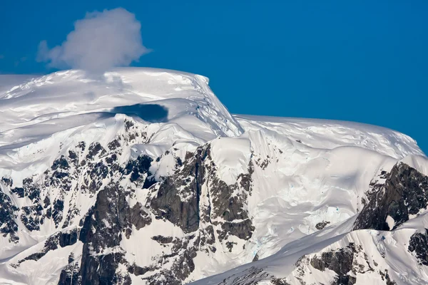 Mavi Gökyüzü Antarktika Güzel Karla Kaplı Dağlar — Stok fotoğraf