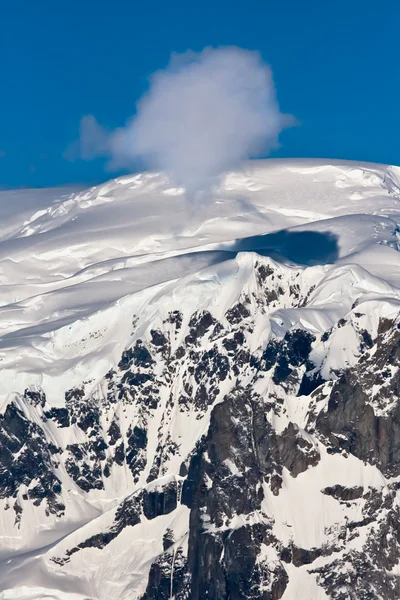 Belas montanhas cobertas de neve — Fotografia de Stock