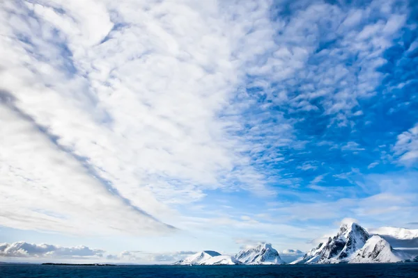 Wunderschöne Schneebedeckte Berge Gegen Den Blauen Himmel Der Antarktis — Stockfoto