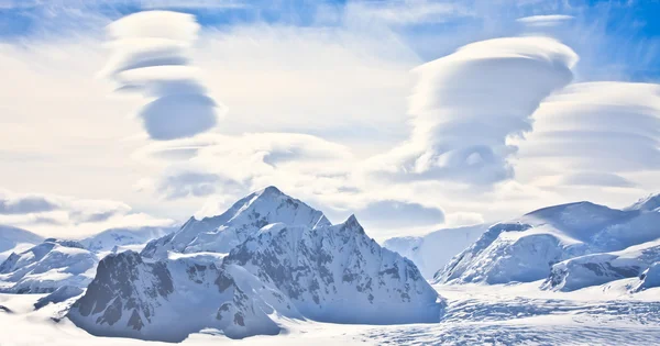 Krásné Zasněžené Hory Proti Modré Obloze Antarktidě — Stock fotografie