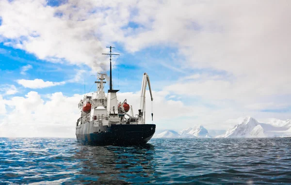 Velká loď v Antarktidě — Stock fotografie