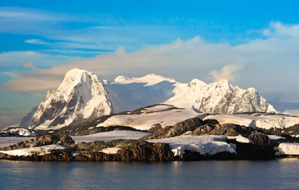 Güzel karla kaplı dağlar — Stok fotoğraf
