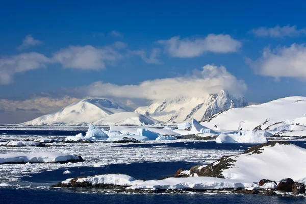 南極の青い空を背景の美しい雪をかぶった山々 — ストック写真