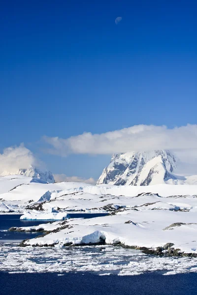 Krásné Zasněžené Hory Proti Modré Obloze Antarktidě — Stock fotografie
