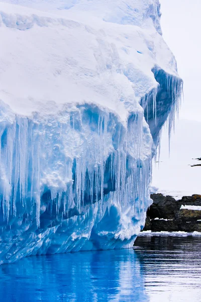 Buz Sarkıtları Ile Antarktika Buzul Yansıması — Stok fotoğraf