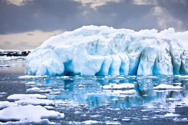 Ogromne Góry Lodowej Antarktydzie — Zdjęcie stockowe
