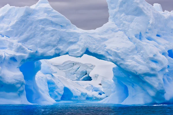 Großer Antarktischer Eisberg Mit Einem Hohlraum Inneren — Stockfoto