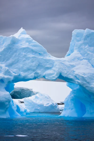 Stora Antarktiska Isberget Med Hålighet Inuti — Stockfoto