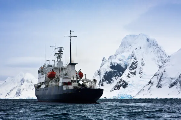 Gran barco en la Antártida — Foto de Stock