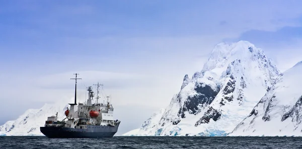 Gran Barco Aguas Antárticas — Foto de Stock