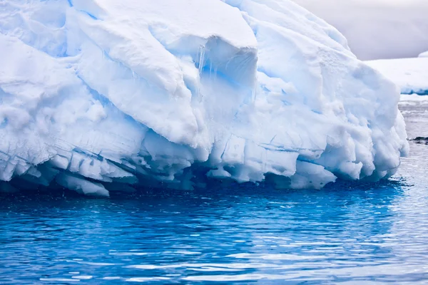 南極浮動で巨大な氷山 ストックフォト