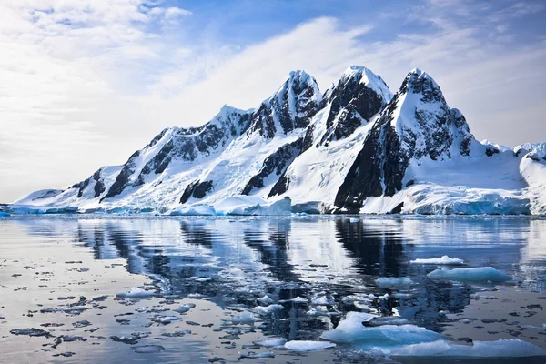 Hermosas Montañas Cubiertas Nieve Contra Cielo Azul Antártida —  Fotos de Stock