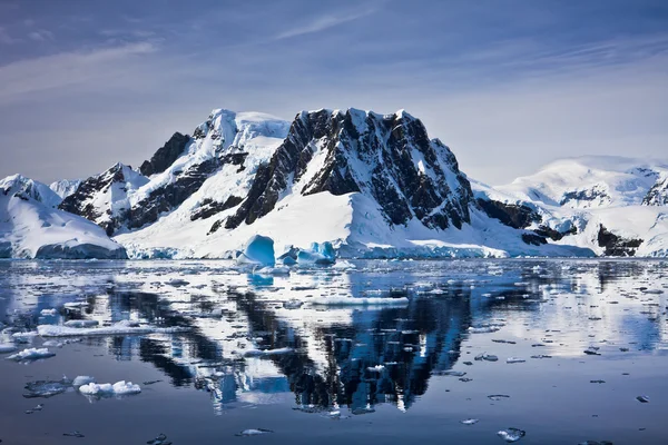 Belas Montanhas Cobertas Neve Contra Céu Azul Antártida — Fotografia de Stock