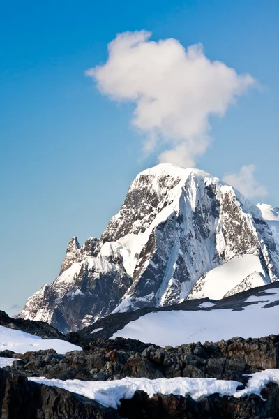Prachtige Besneeuwde Bergen Tegen Blauwe Hemel Antarctica — Stockfoto