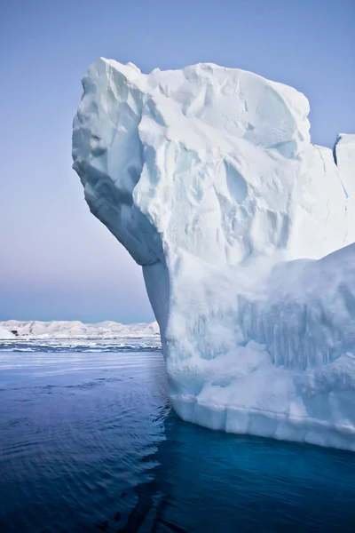 在雪中的反北极冰山 — 图库照片