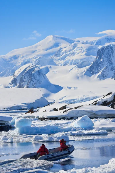 Iki Adam Buzdağı Antarktika Daki Arasında Kano — Stok fotoğraf
